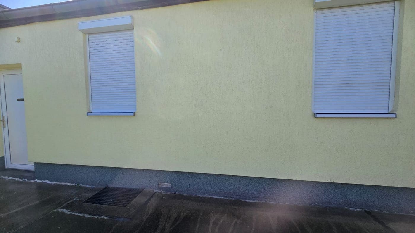 Hausfassade mit Algen vor und nach der Reinigung (Nachher)